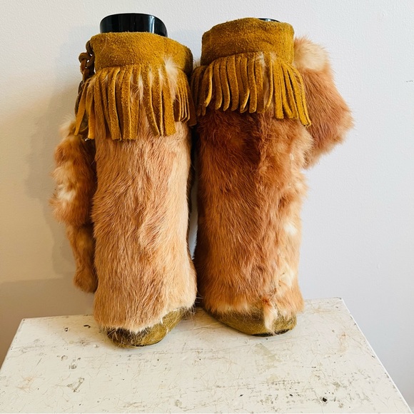 SOLD Vintage handmade leather and rabbit fur beaded moccasins - Picture 6 of 8